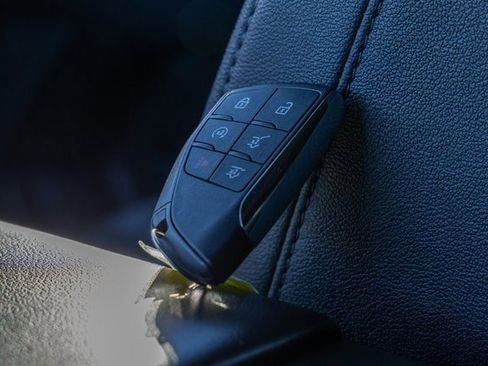 Used 2025 Chevrolet Suburban Z71 image 24