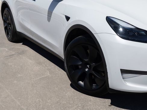 Used 2024 Tesla Model Y Long Range AWD/4WD image 4