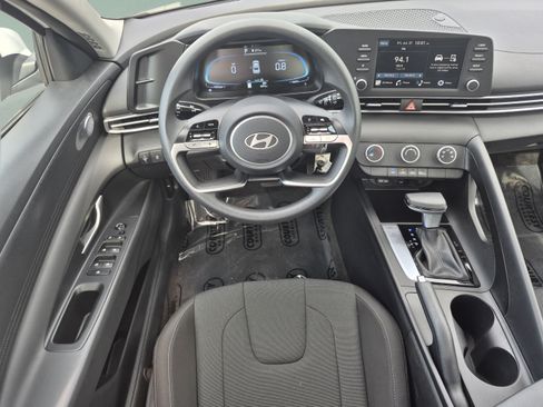 Certified 2025 Hyundai Elantra SE FWD image 11