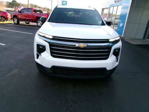 Used 2025 Chevrolet Traverse LT image 8