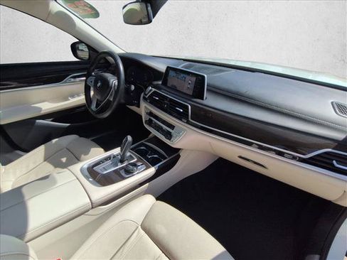 Used 2022 BMW 750i xDrive w/ Executive Package AWD/4WD image 21