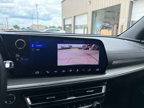 Used 2025 Chevrolet Traverse LT FWD image 14