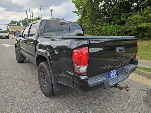 Used 2017 Toyota Tacoma TRD Sport AWD/4WD image 4