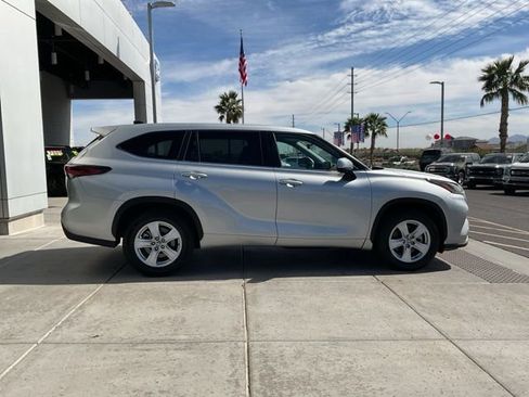 Used 2024 Toyota Highlander LE image 8