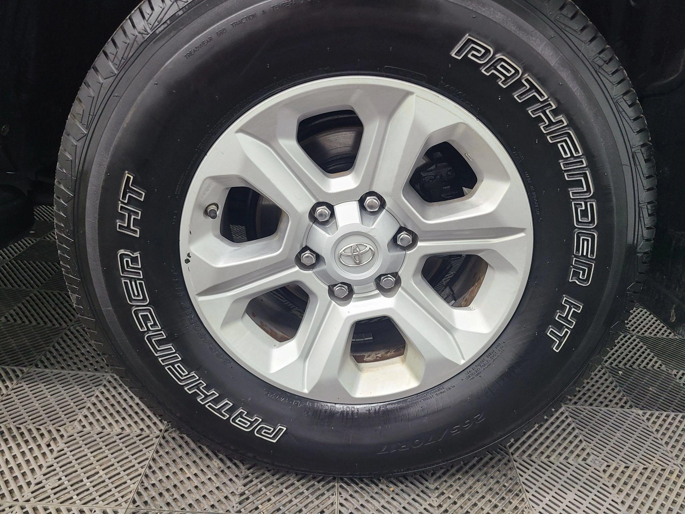 Used 2017 Toyota 4Runner SR5 AWD/4WD image 17
