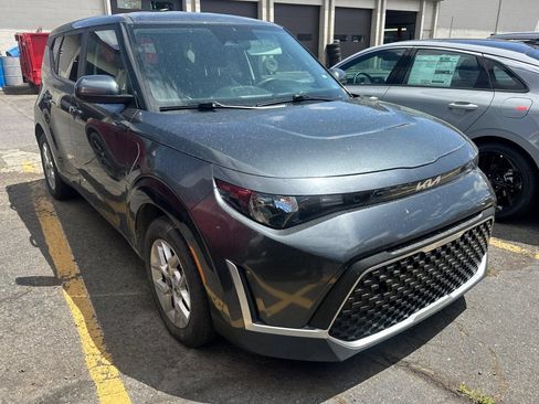 Used 2023 Kia Soul LX w/ LX Technology Package FWD image 2