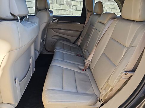 Used 2017 Jeep Grand Cherokee Limited w/ Luxury Group II image 12