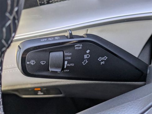 Certified 2025 Volkswagen Tiguan SE image 34