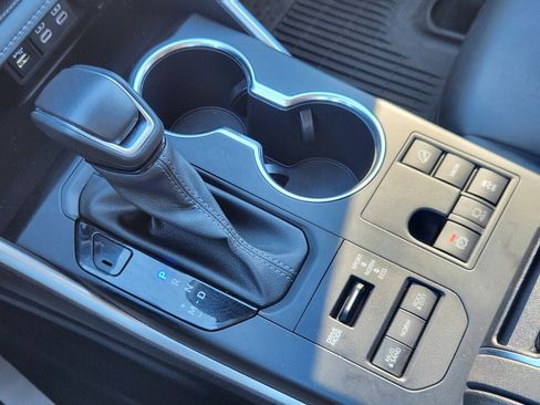 Used 2024 Toyota Highlander XLE image 24