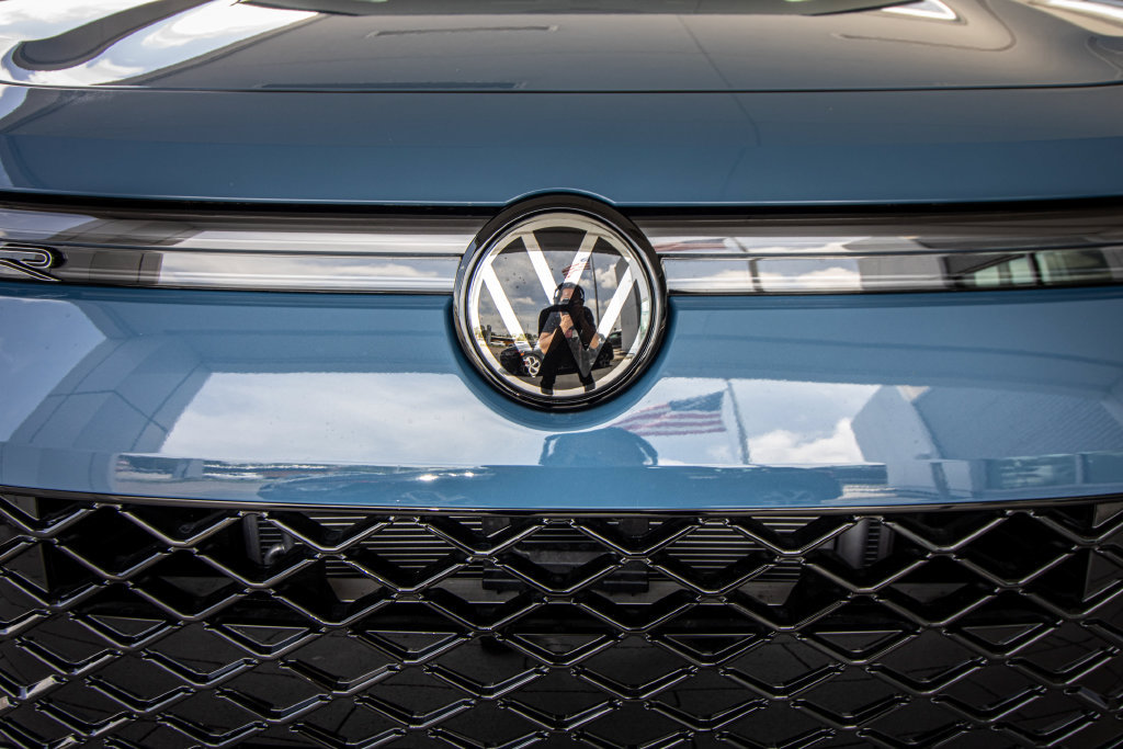 New 2026 Volkswagen Tiguan SE R-Line FWD image 8