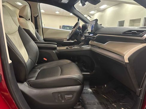 Certified 2025 Toyota Sienna Platinum image 28