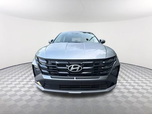 Used 2025 Hyundai Tucson SE FWD image 2