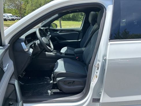 New 2026 Volkswagen Tiguan SE R-Line FWD image 15