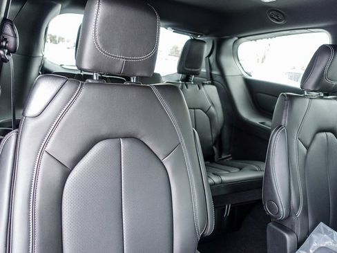New 2026 Chrysler Pacifica Select image 11