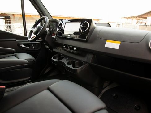 Used 2025 Mercedes-Benz Sprinter 2500 image 14