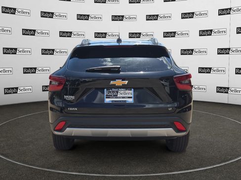 Used 2025 Chevrolet Trax LT FWD image 5