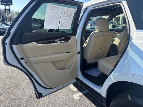 Used 2017 Cadillac XT5 Luxury image 31