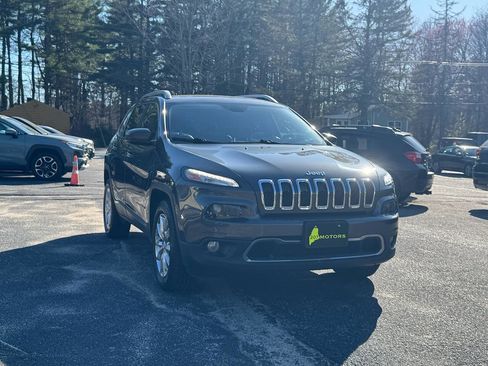 Used 2017 Jeep Cherokee Limited w/ Luxury Group AWD/4WD image 2