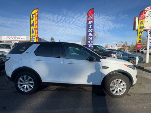 Used 2015 Land Rover Discovery Sport SE image 4