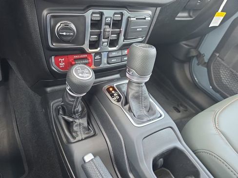 Used 2025 Jeep Gladiator Mojave AWD/4WD image 25