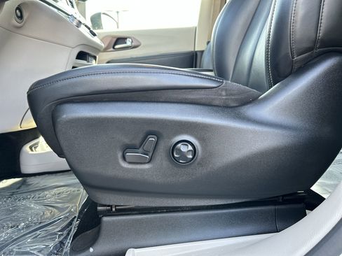 Used 2021 Chrysler Voyager Lxi image 12