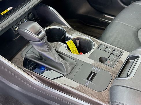 Certified 2024 Toyota Highlander Platinum AWD/4WD image 16