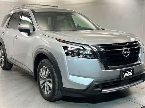 Used 2025 Nissan Pathfinder SL FWD image 8
