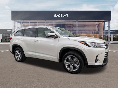 Used 2019 Toyota Highlander Limited FWD image 2
