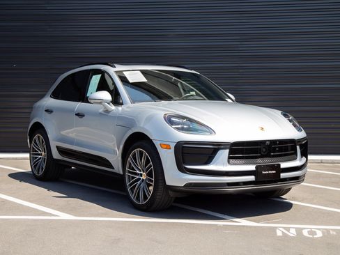 Certified 2025 Porsche Macan AWD/4WD image 9