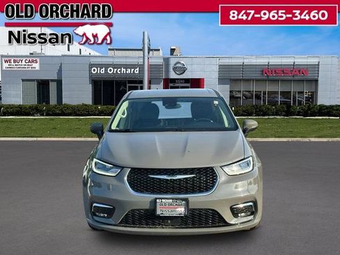 Used 2023 Chrysler Pacifica Touring-L FWD image 2