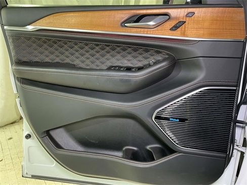 Used 2022 Jeep Grand Cherokee Summit image 36