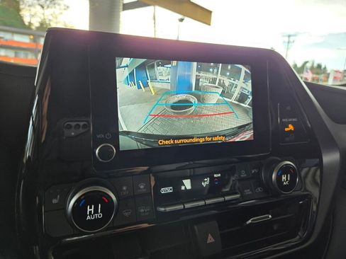 Used 2023 Toyota Highlander XLE image 14