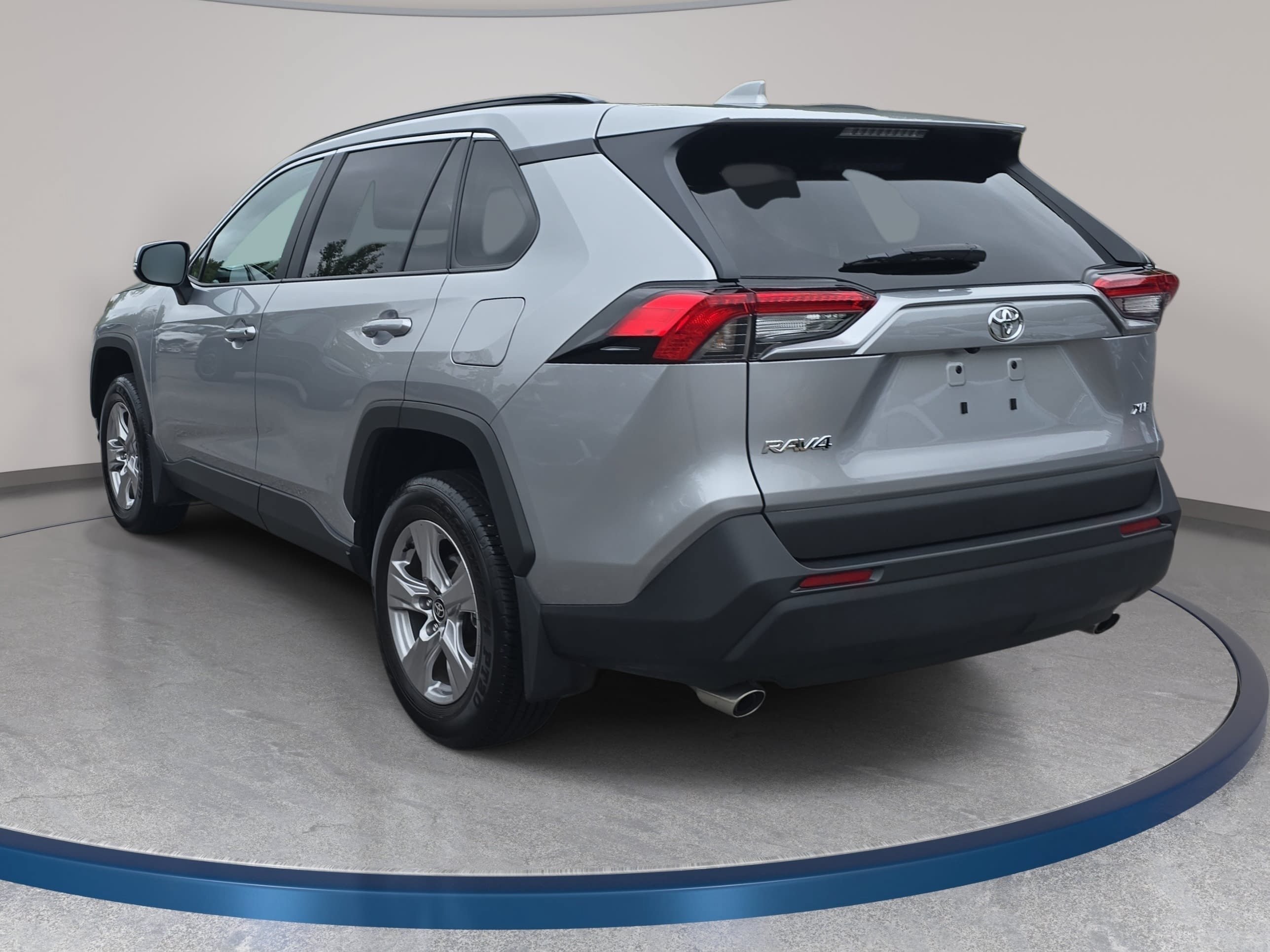 Used 2025 Toyota RAV4 XLE w/ Convenience Package FWD image 7