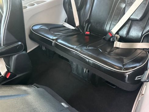 Used 2023 Chrysler Pacifica Limited FWD image 16