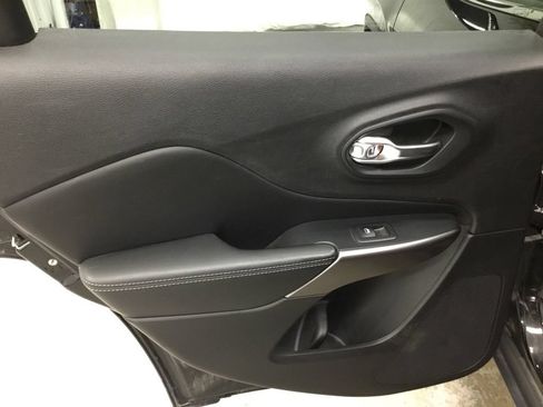 Used 2019 Jeep Cherokee Limited AWD/4WD image 28