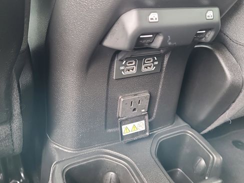 Used 2025 Jeep Wrangler Unlimited Rubicon AWD/4WD image 16