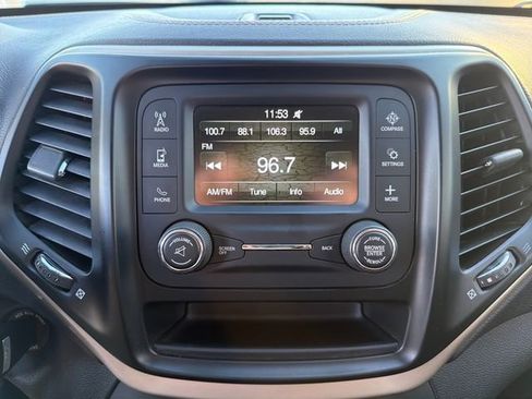 Used 2016 Jeep Cherokee Sport image 19