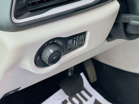 Used 2023 Chrysler Pacifica Touring-L FWD image 10