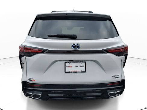 Used 2022 Toyota Sienna Limited image 5
