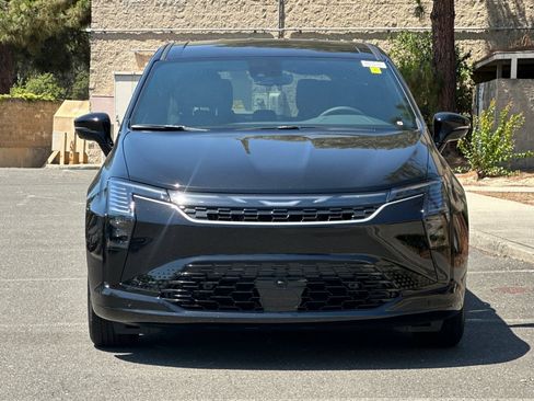 New 2027 Chrysler Pacifica Select FWD image 8
