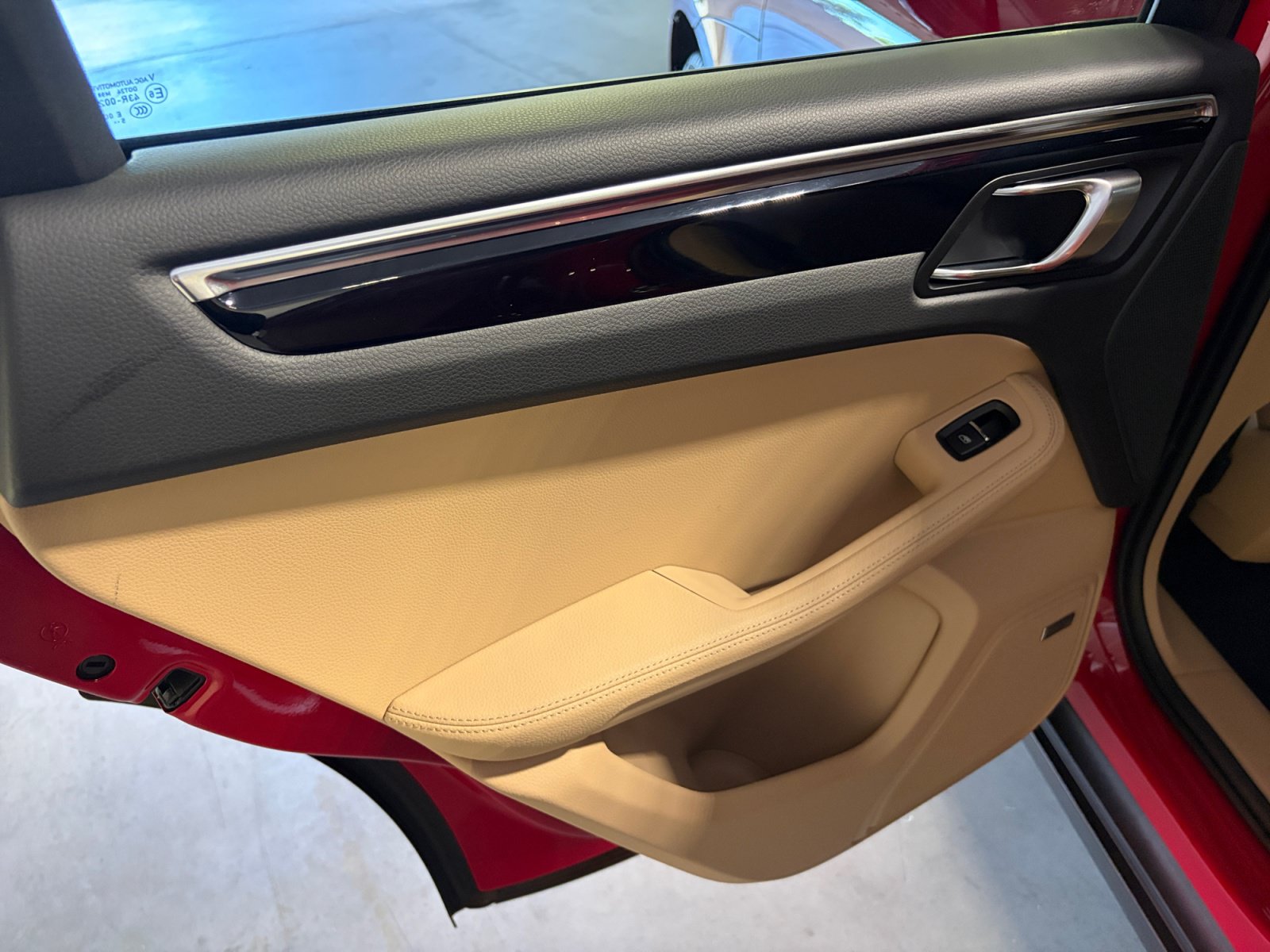 Certified 2026 Porsche Macan AWD/4WD image 32