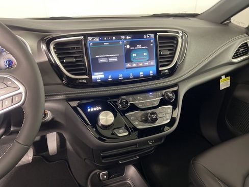 New 2026 Chrysler Pacifica Select image 26