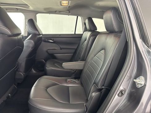 Used 2022 Toyota Highlander XLE image 32