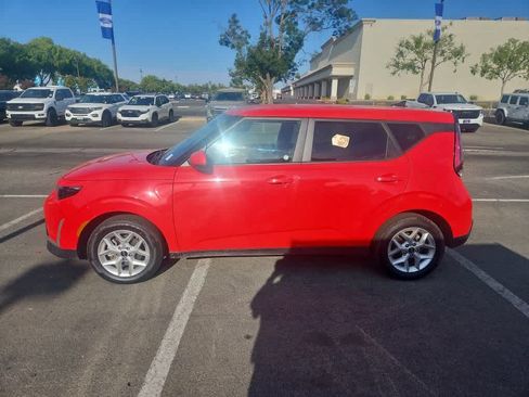 Used 2024 Kia Soul LX w/ Option Group 015 FWD image 4