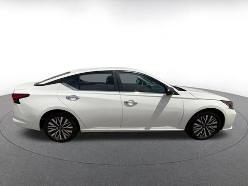 Used 2025 Nissan Altima 2.5 SV FWD image 16