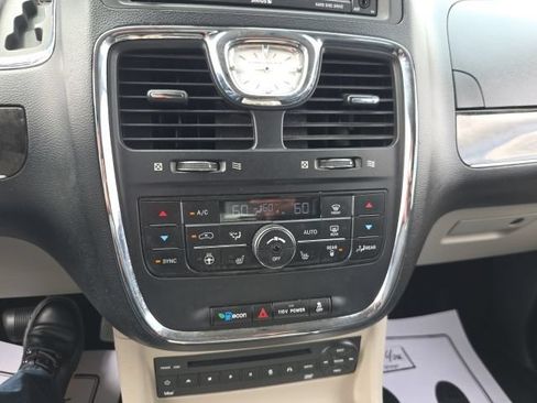 Used 2012 Chrysler Town & Country Touring-L w/ Entertainment Group #2 FWD image 23