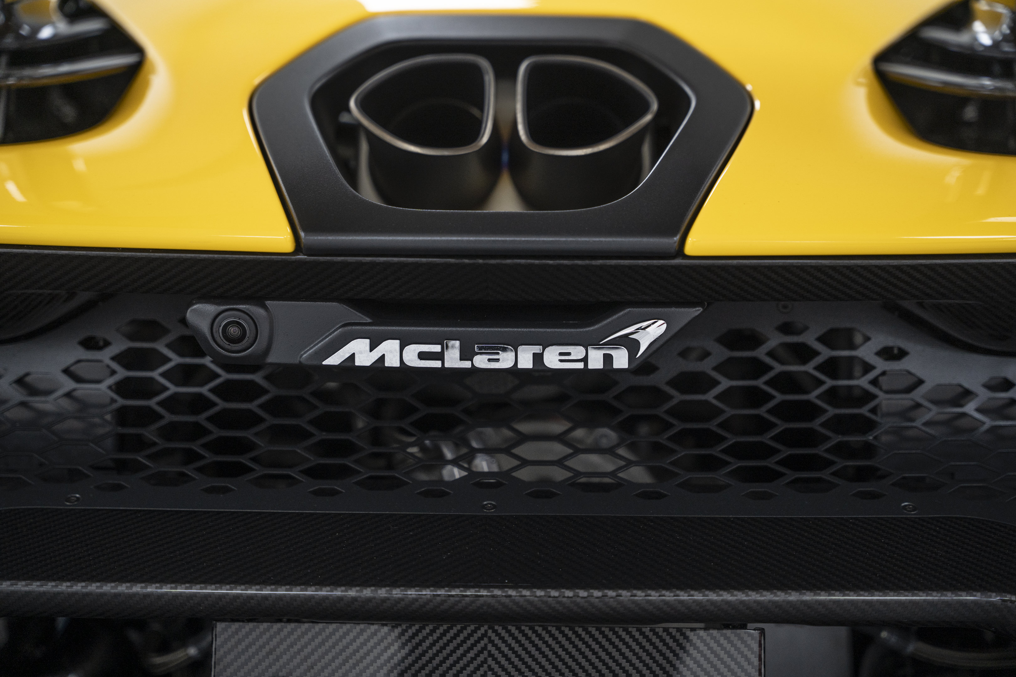 Used 2019 McLaren Senna RWD image 22