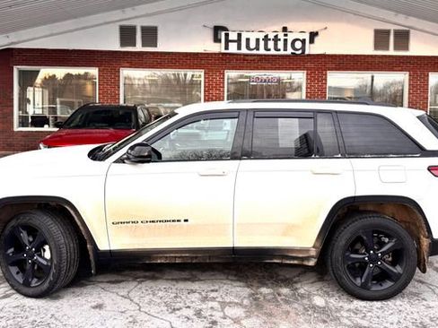 Used 2023 Jeep Grand Cherokee Limited w/ Luxury Tech Group II image 2