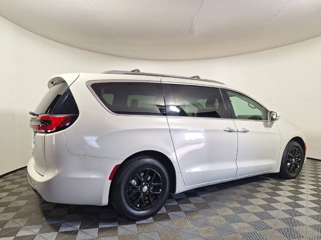 Used 2021 Chrysler Pacifica Touring-L FWD image 5