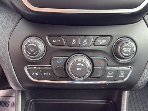 Used 2019 Jeep Cherokee Latitude w/ Cold Weather Group AWD/4WD image 16